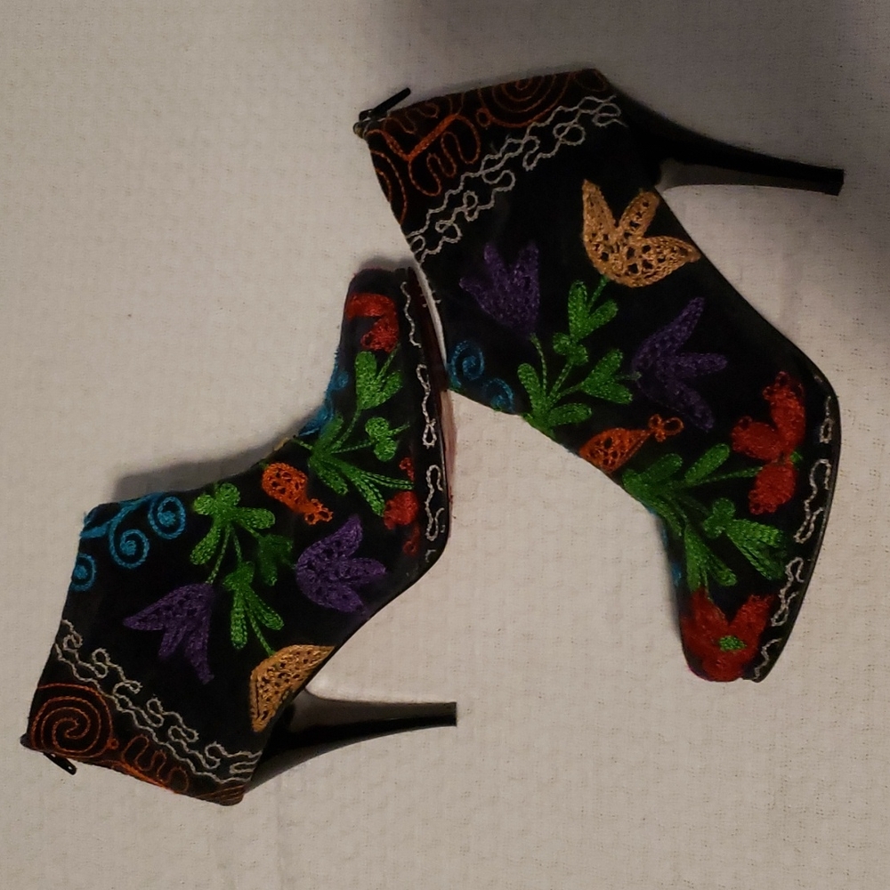 Hand embroidered Scarlet funky platform booties - Picture 8 of 8